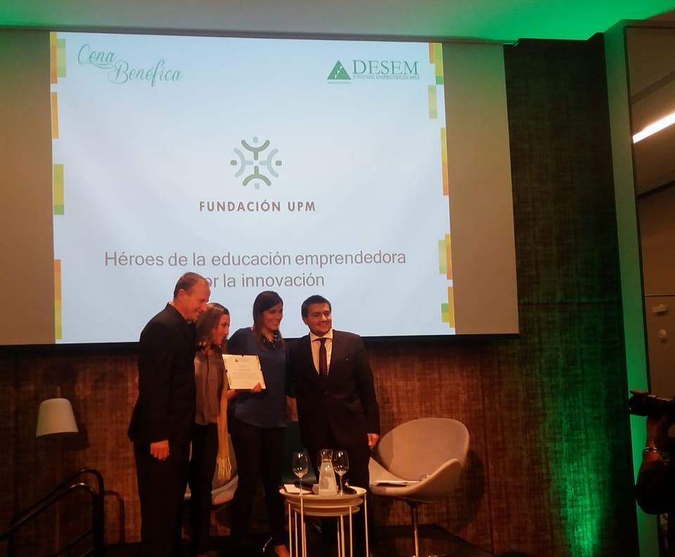 Entrega de reconocimiento.jpg
